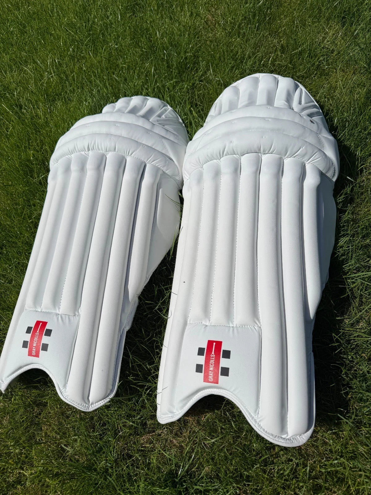 Gray Nicolls LEGEND Cricket Batting Pads - Small Adult RH