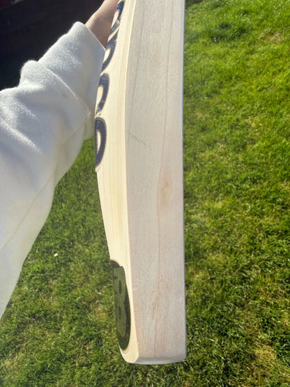 New Balance DC700i MAX Ultra Lightweight Cricket Bat Short Handle 2lbs 7oz
