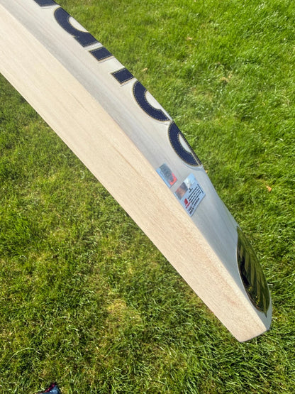 New Balance DC700i MAX Ultra Lightweight Cricket Bat Short Handle 2lbs 7oz