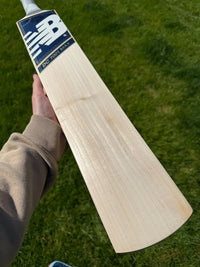 New Balance DC700i MAX Ultra Lightweight Cricket Bat Short Handle 2lbs 6oz