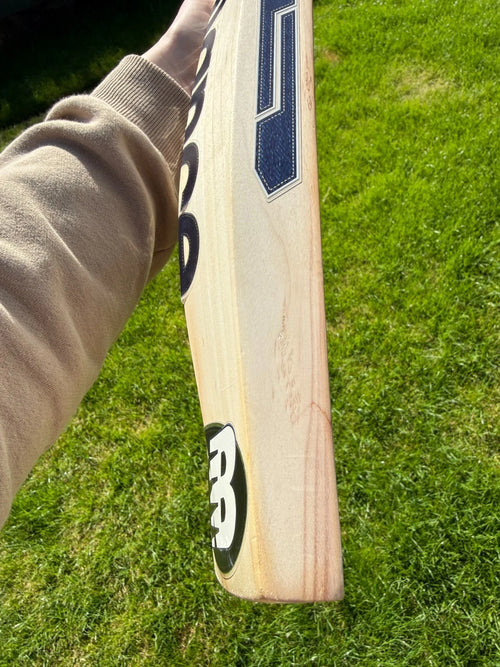 New Balance DC900i MAX Grade 1 Lightweight Cricket Bat Short Handle 2lbs 8oz