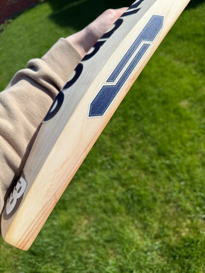 New Balance DC900i MAX Grade 1 Lightweight Cricket Bat Short Handle 2lbs 8oz